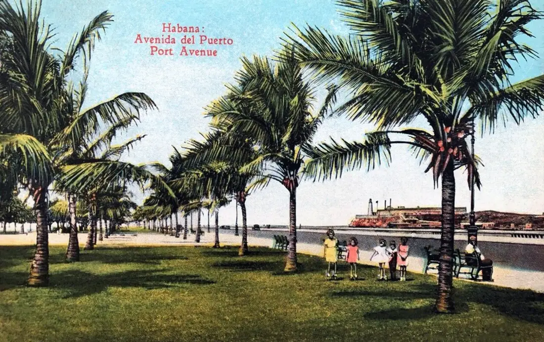 Havana, the Avenida del Puerto, on a postcard of the 1940s